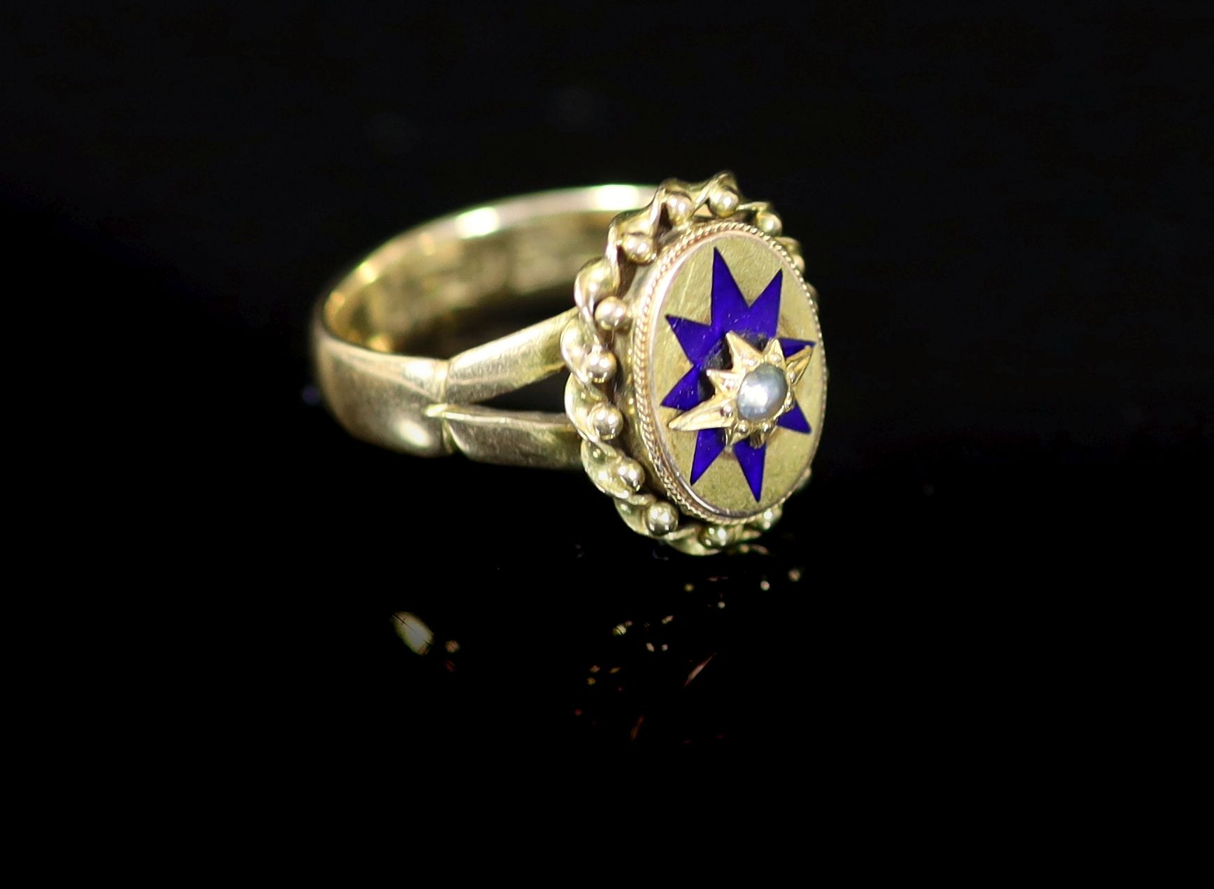 A Victorian 18ct gold, enamel and split pearl set oval ring (adapted)